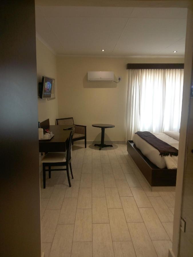 Villa Via Hotel Midrand Zewnętrze zdjęcie